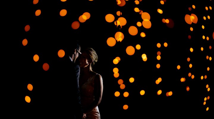 Fotografia artística de casamento com os noivos