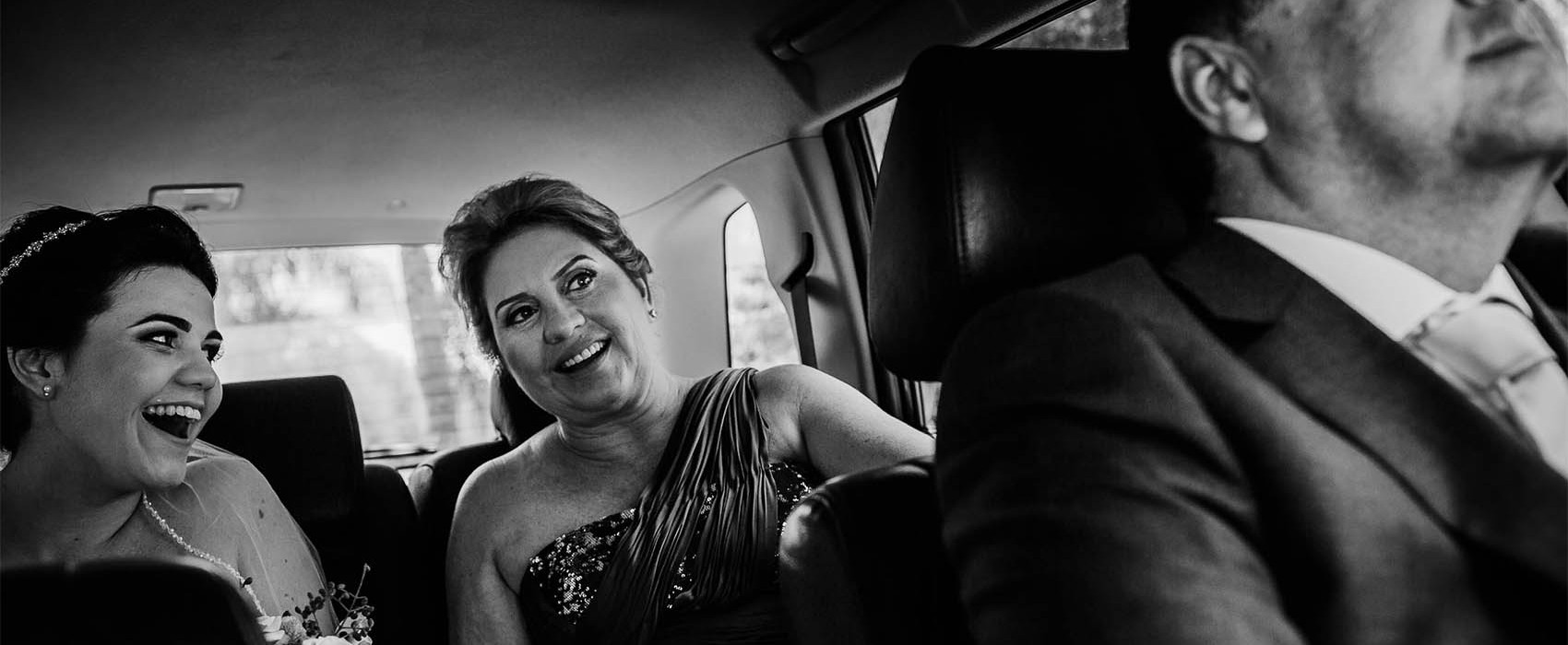 renato dpaula foto de casamento noiva feliz no carro