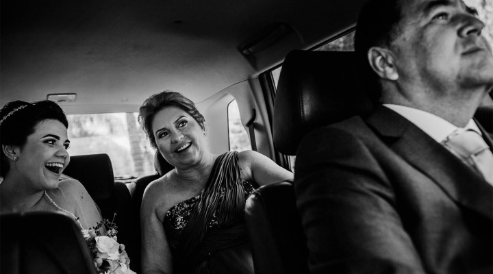 renato dpaula foto de casamento noiva feliz no carro